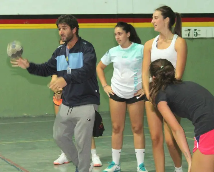 Ellas también le toman la mano