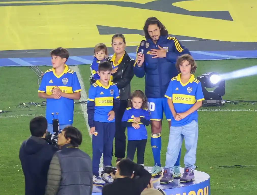 Cavani junto a su familia, recibe el afecto de los hinchas xeneizes.