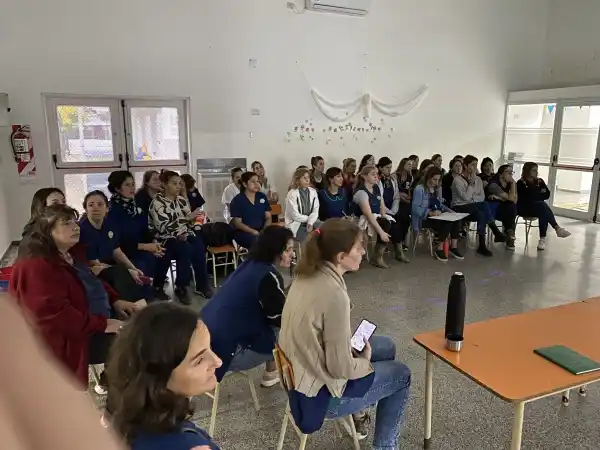 Capacitación sobre salud bucal para el personal docente y auxiliar del jardín “Clarisa Amézaga”