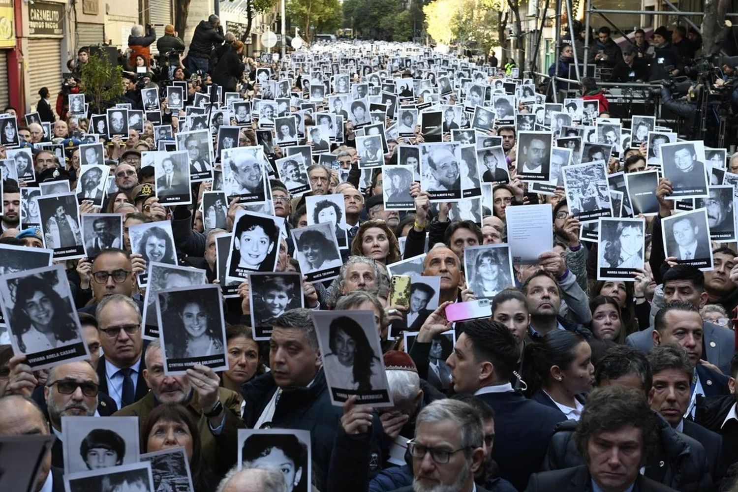 Desapercibido, conmocionado y rodeado de seguridad: cómo vivió Milei el acto a 30 años del atentado a la AMIA