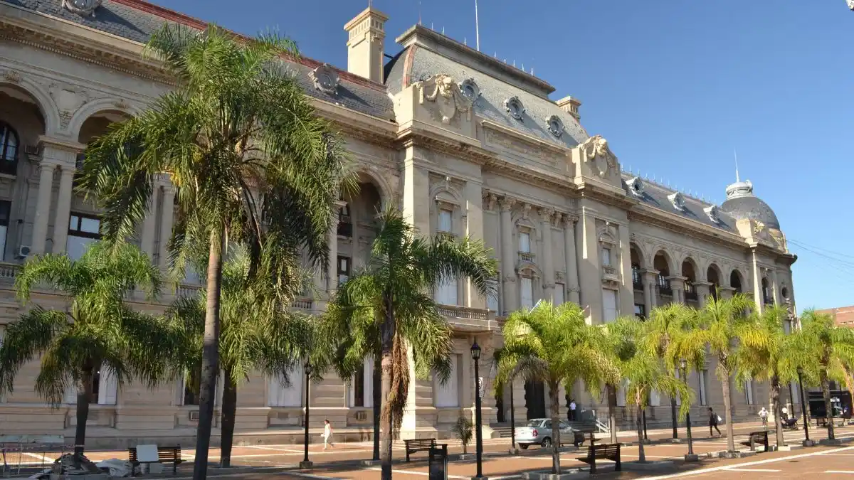 Asaltaron, golpearon y apuñalaron a una mujer frente a la casa de gobierno de Santa Fe