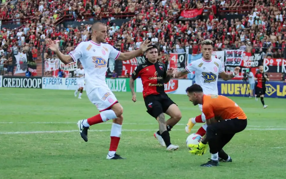 Colón ganó en Paraná y es puntero de su grupo