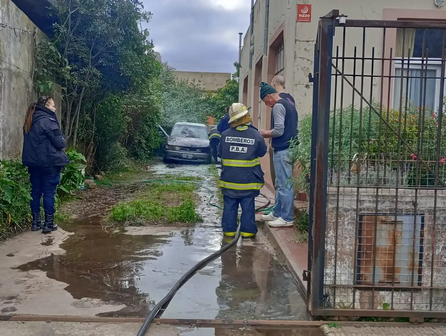 Se incendió un auto en la entrada de una vivienda