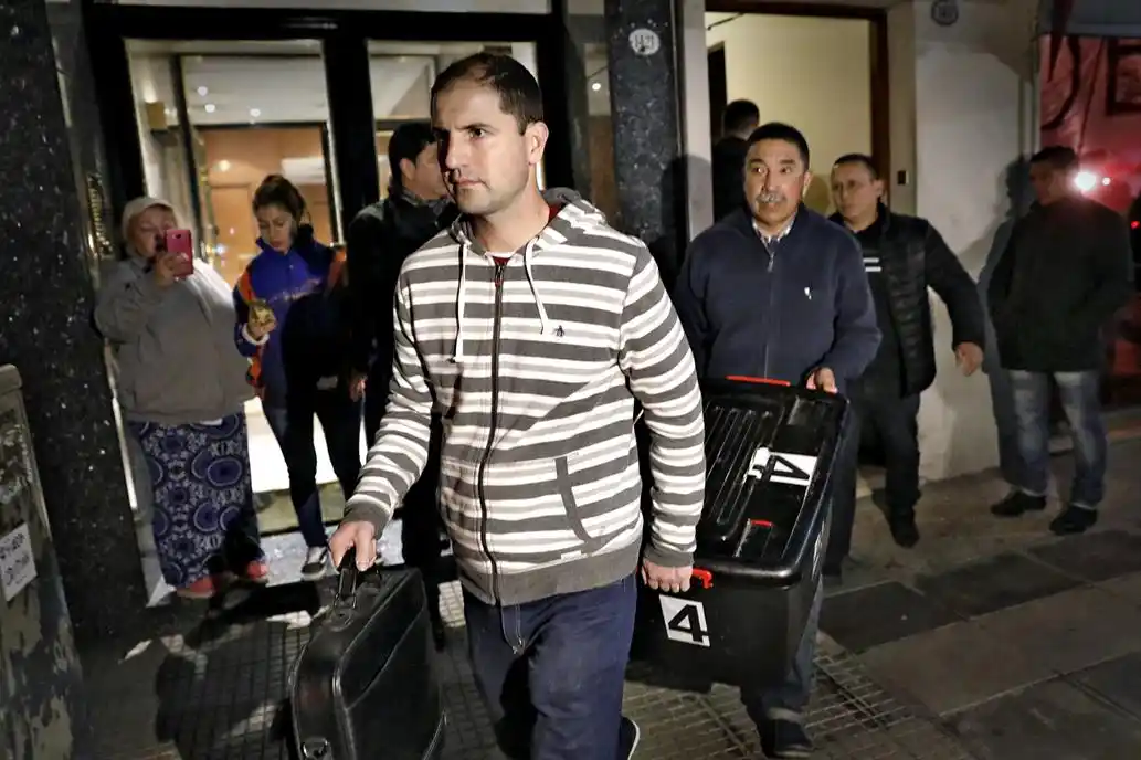Allanaron el departamento de Cristina Kirchner: el operativo duró 13 horas