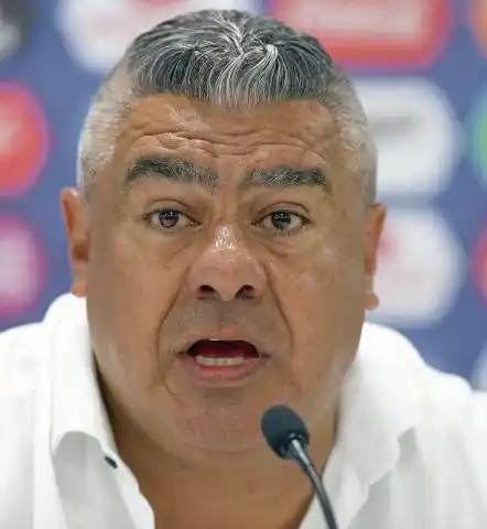 "¿No te da vergüenza, mafioso?", el grito de los peruanos a Claudio Tapia
