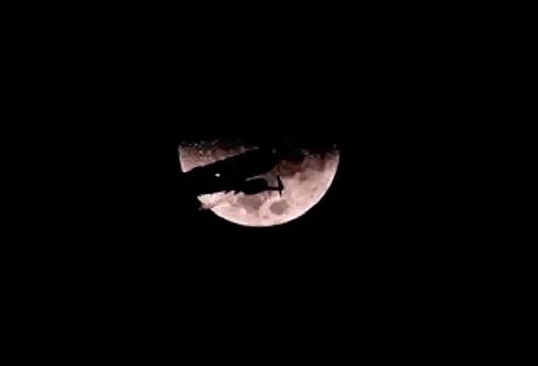 El avión vuela frente a la Luna previo a aterrizar en México