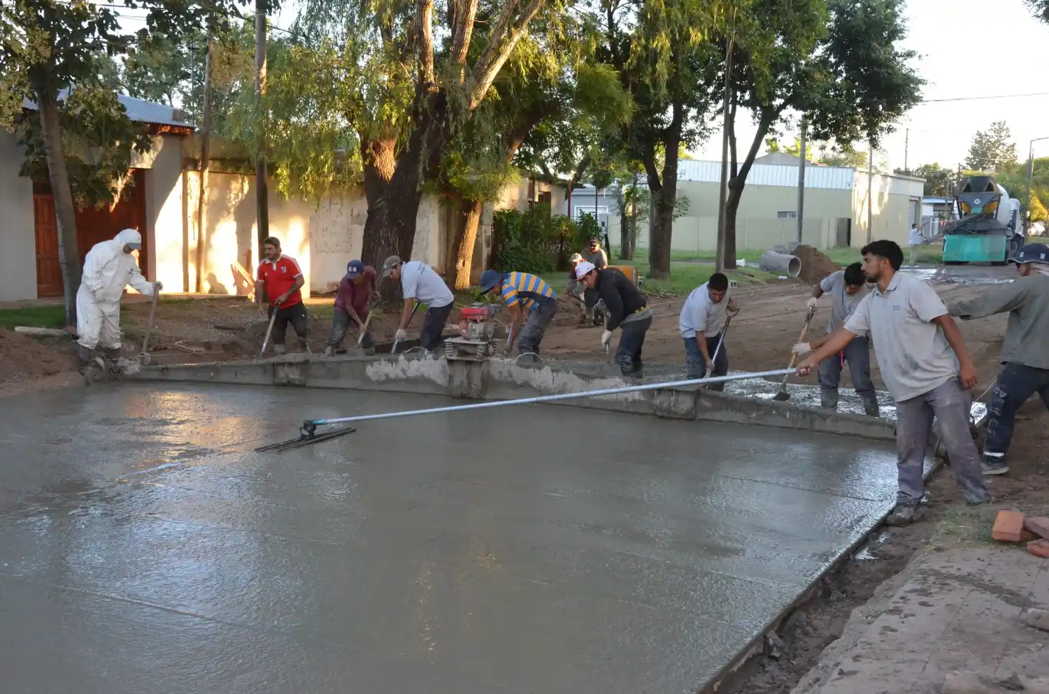 La cuadrilla municipal en plena tarea.