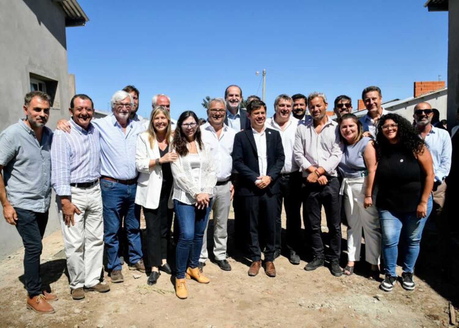 Comitiva. Marini (segundo desde la izquierda), en Bahía Blanca junto a Kicillof y sus funcionarios
