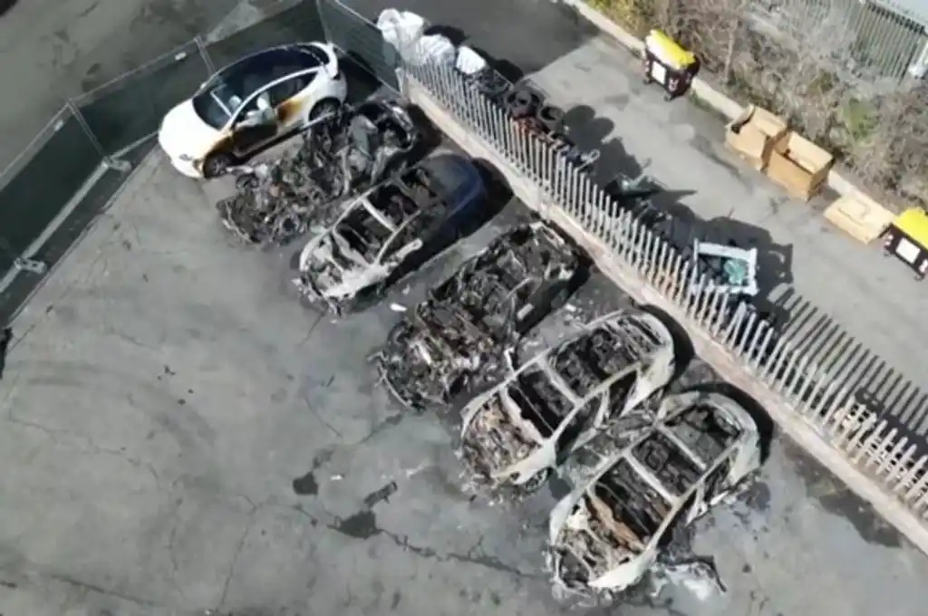 17 autos fueron dañados.