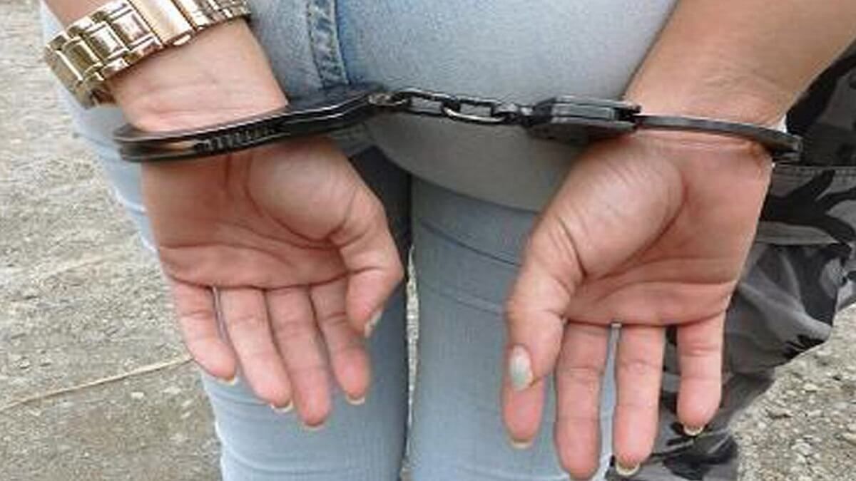 ¡POR UNA BOTELLA DE RON! Mujer enfurecida le clavó una navaja en el pecho a su padrastro