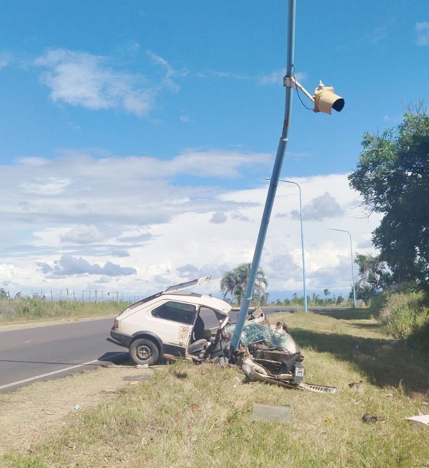 Conductor hospitalizado tras chocar contra una columna de alumbrado, en Benito Legerén