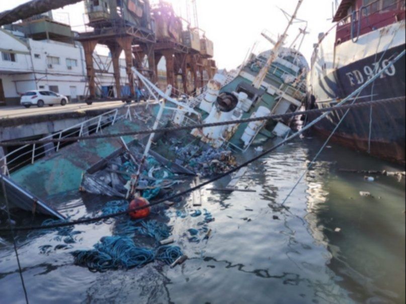 Buque semihundido en Bahía Blanca: No encuentran al dueño y aseguran que no provoca problemas ambientales