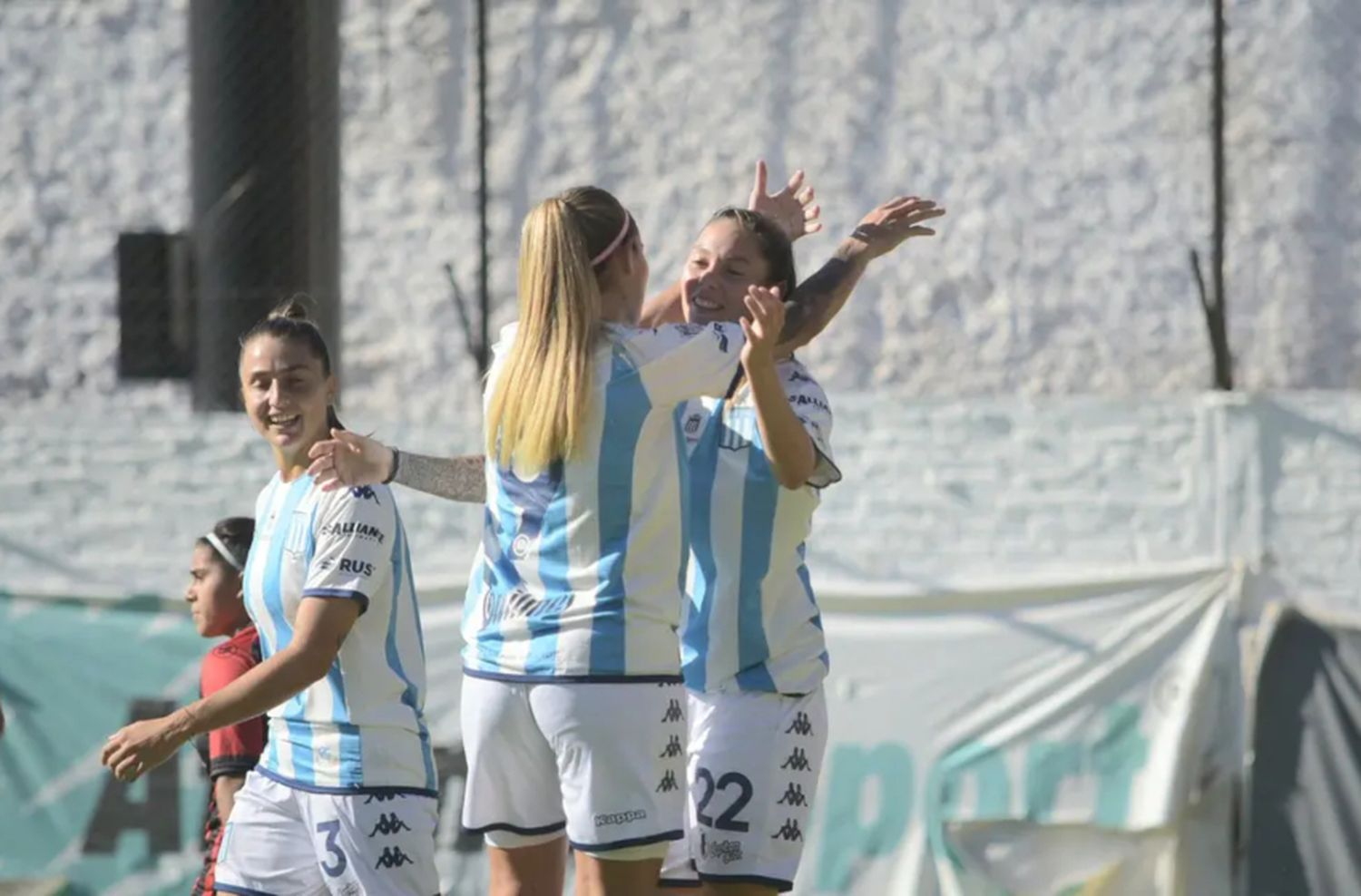 Con cuatro goles de las marplatenses, Racing goleó 11 a 0 a Defensores