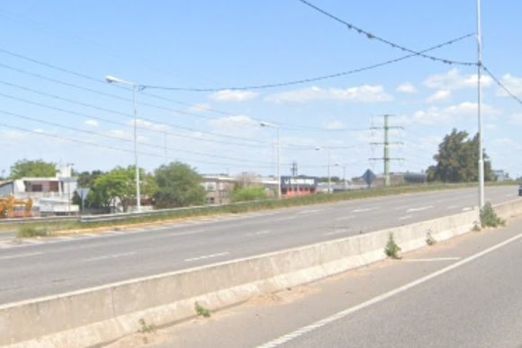 Fuerte choque entre un auto y una moto en Circunvalación: murió un motociclista de 22 años
