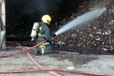Fuego en Bella Vista: un incendio arrasó la planta de compostaje municipal en Rosario