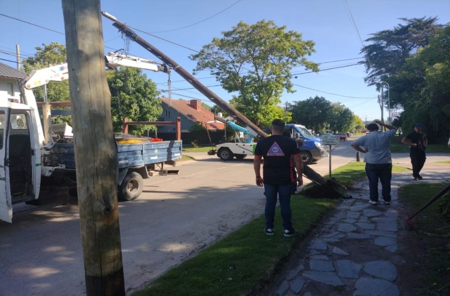 Defensa Civil trabajó en Carballo y Mariani para remover un poste de línea telefónica que se cayó