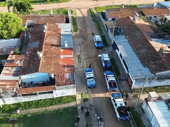 Megaoperativo policial con tres personas detenidas tras una denuncia por robo