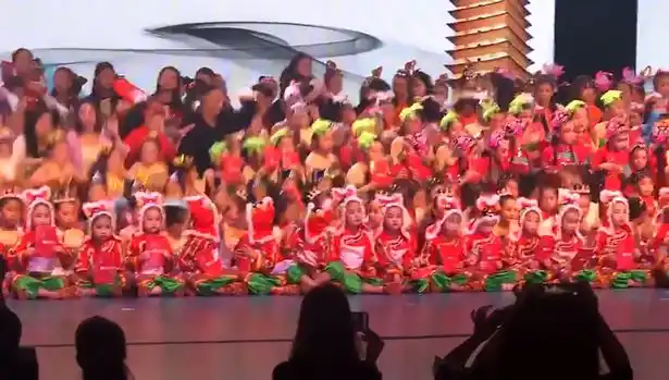 Tragedia en China al desplomarse un escenario con decenas de niños