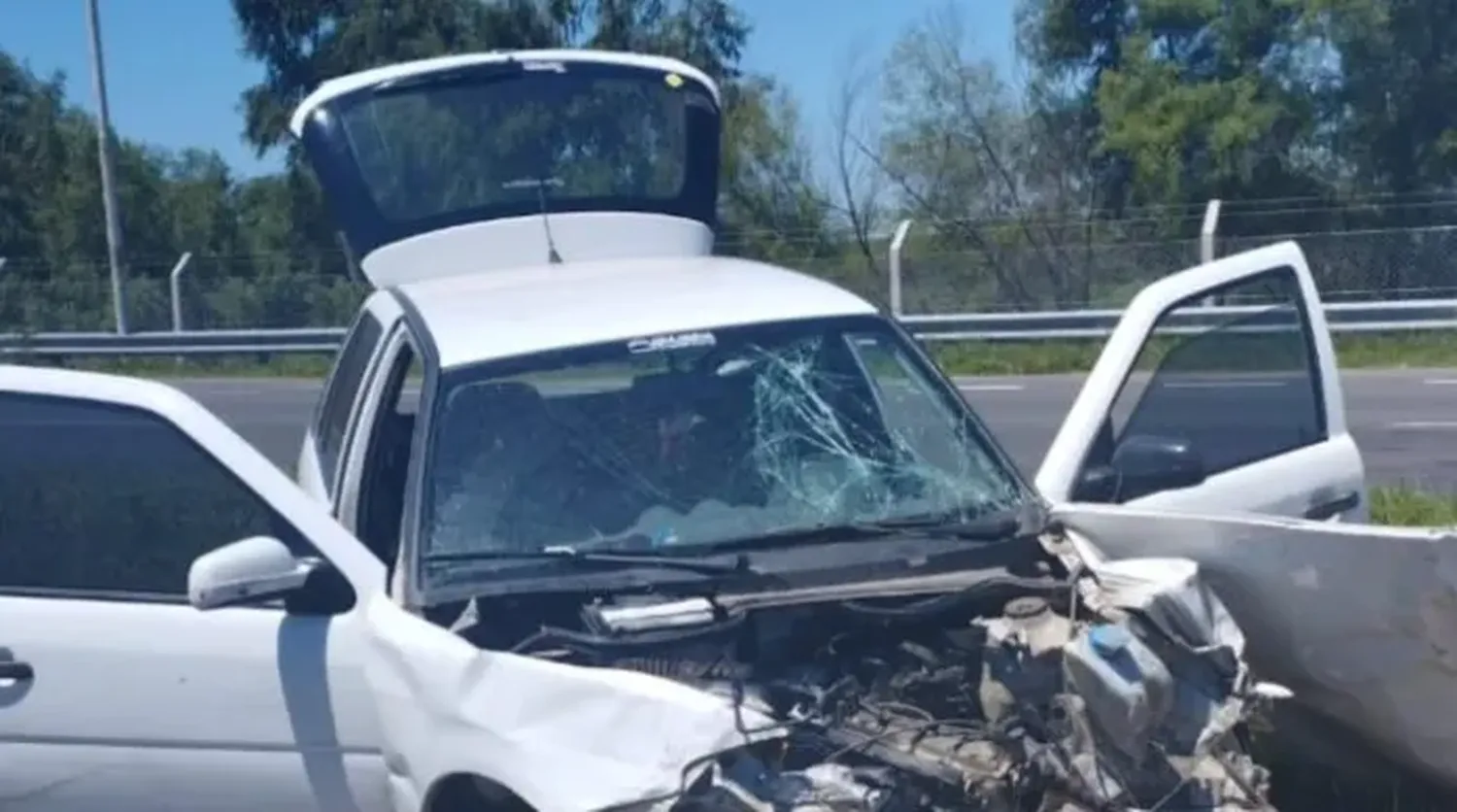 Una mujer chocó contra un colectivo en la Ruta 12 y debió ser internada