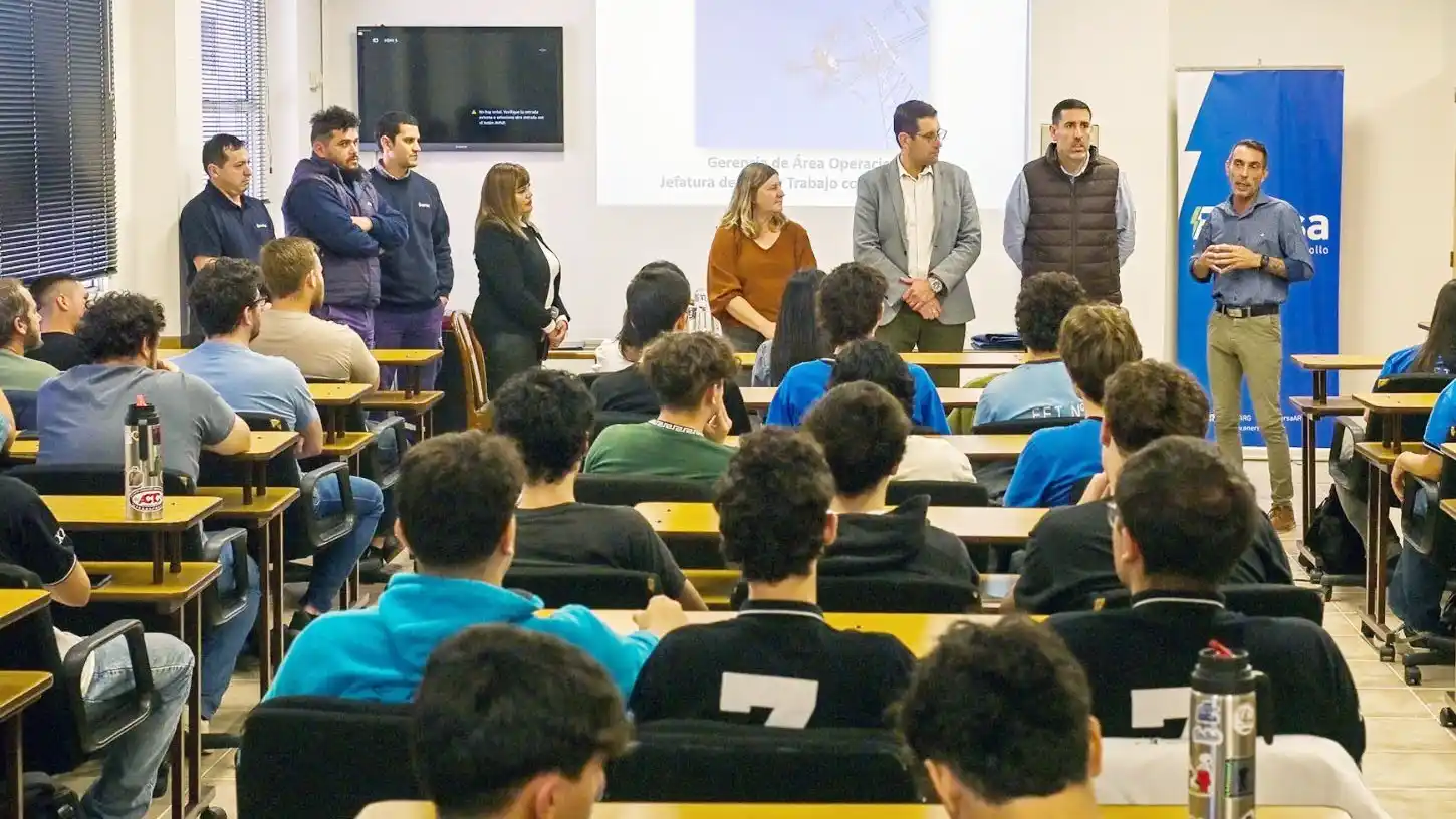 Enersa brindó una charla sobre uso de drones a estudiantes de una escuela técnica de Paraná
