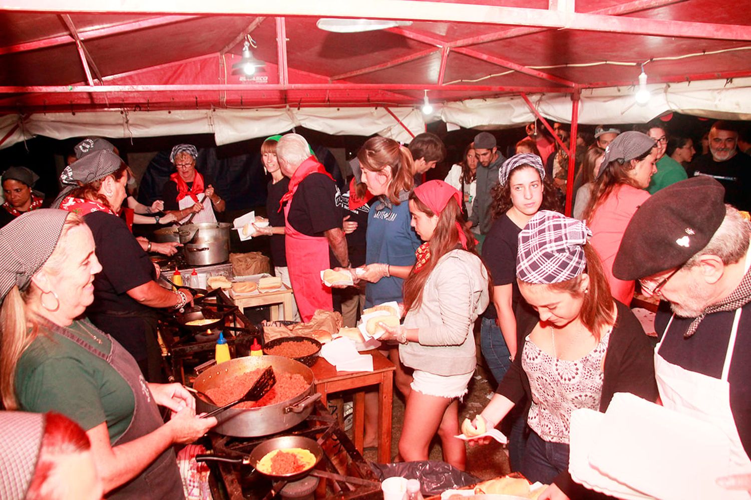 Centro Vasco. La txistorra, uno de sus platos típicos y un clásico de la feria