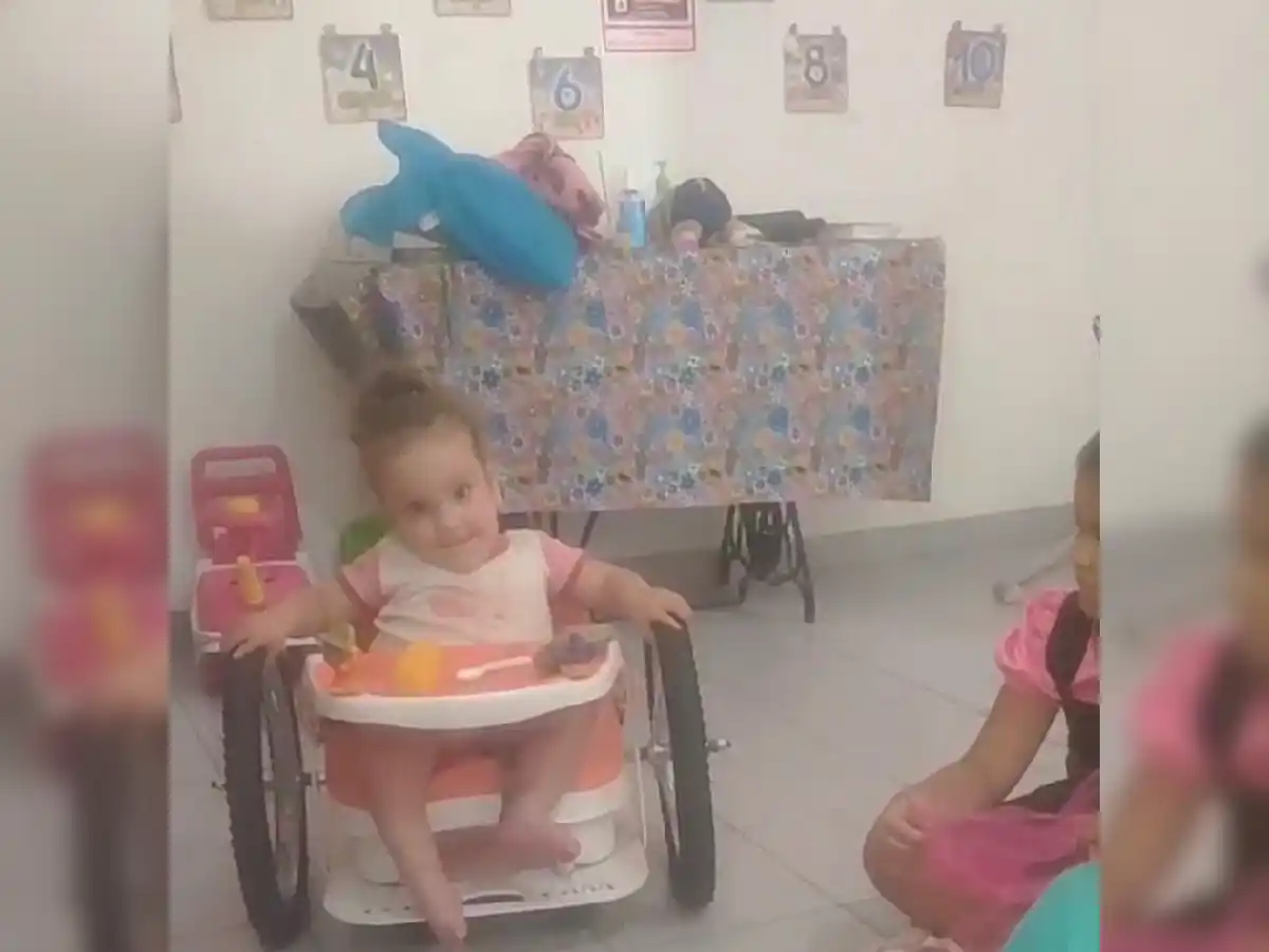 Un Diseñador industrial adaptó una sillita para que una nena mejore su desarrollo