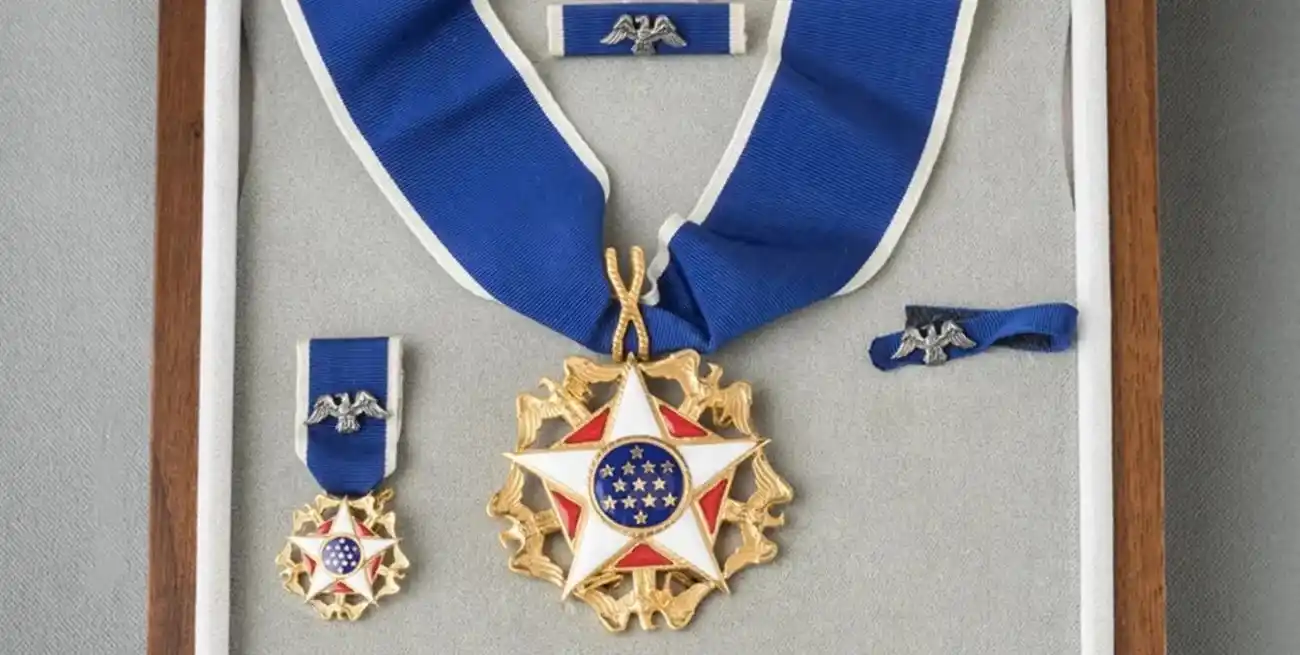 La entrega de la Medalla de la Libertad es una atribución del presidente de Estados Unidos.