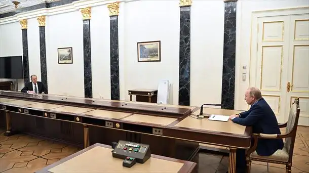 El presidente ruso, Valdimir Putin, y su canciller, Serguei Lavrov, mantuvieron ayer una reunión televisada.