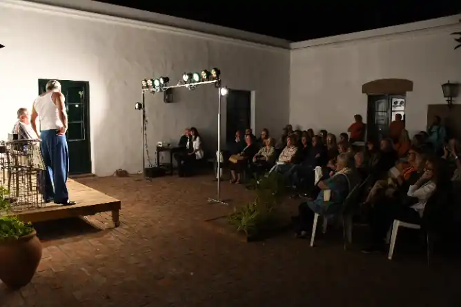 Bajo las estrellas y entre muros históricos: el ciclo "Noches de Teatro" brilla en la Casa de Casco