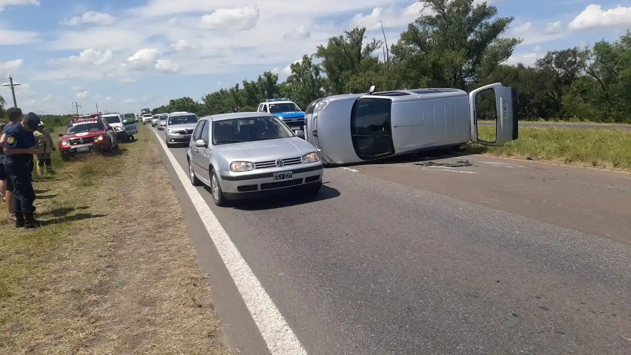 Iba por Ruta 12, despistó, volcó y terminó tumbada en el carril de la mano contraria