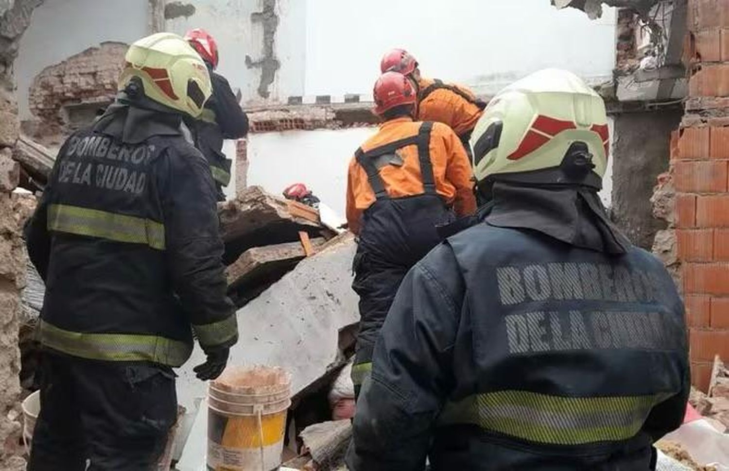 Personal de SAME en la zona del derrumbe, en Belgrano