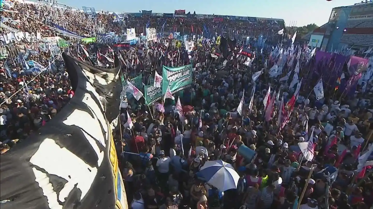 Sin aforo, ni distancia, ni barbijos: El kirchnerismo volvió a olvidarse de la pandemia y colmó el estadio de Morón