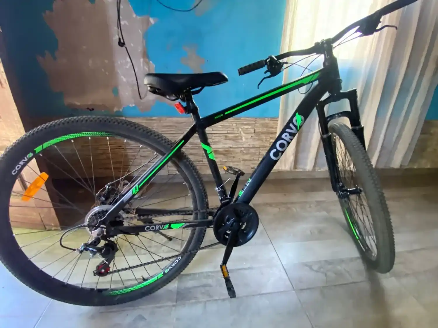 La bicicleta robada es negra y verde, con calcomanías blancas.