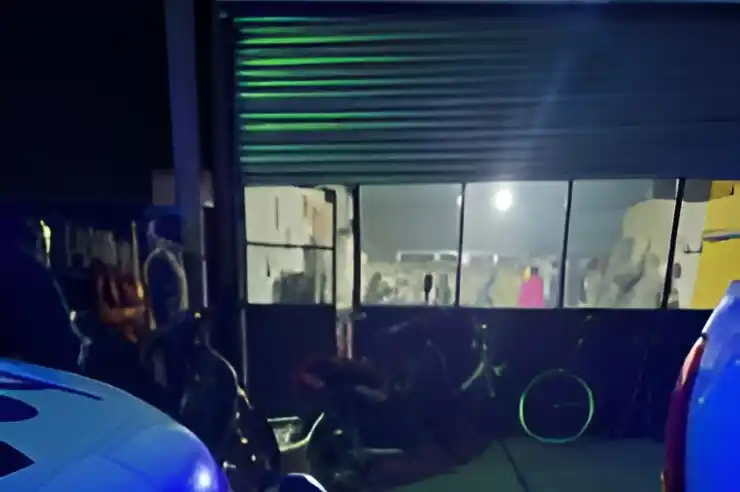 El bar fue clausurado por personal de Policía e Inspección,.