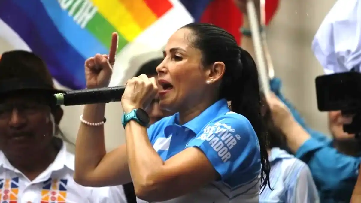 Candidata ecuatoriana Luisa González acusó a Noboa de poner su vida en riesgo a pocas horas del balotaje
