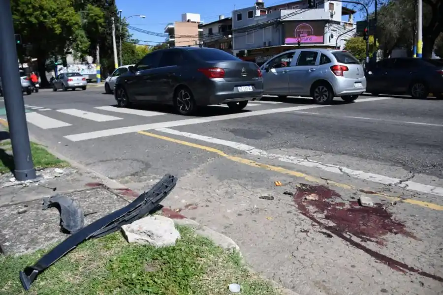 Murió joven policía mientras perseguía a una moto y lo chocó un auto