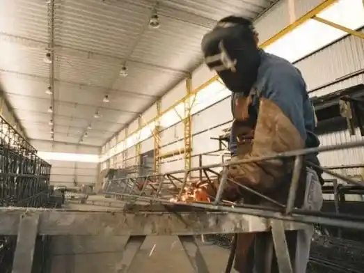 La industria cayó en julio por segundo mes consecutivo y produjo 4,3% menos que a fines de 2024