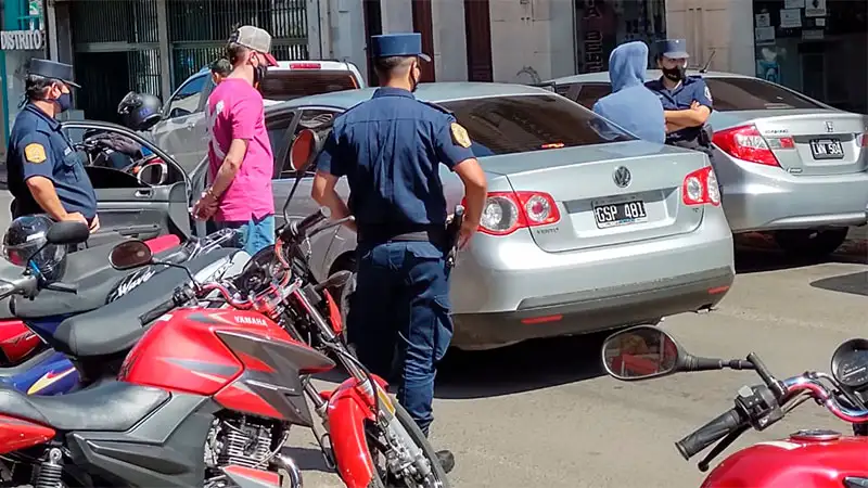 Discutió con un remisero en pleno centro y le apuntó con un arma