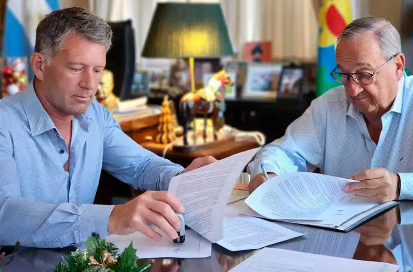 Continúan reparando mobiliario escolar en el Polo productivo y social