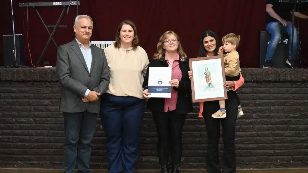 Reconocimiento a la Casa Viva y entrega de fondoss a escuela La Inmaculada 3