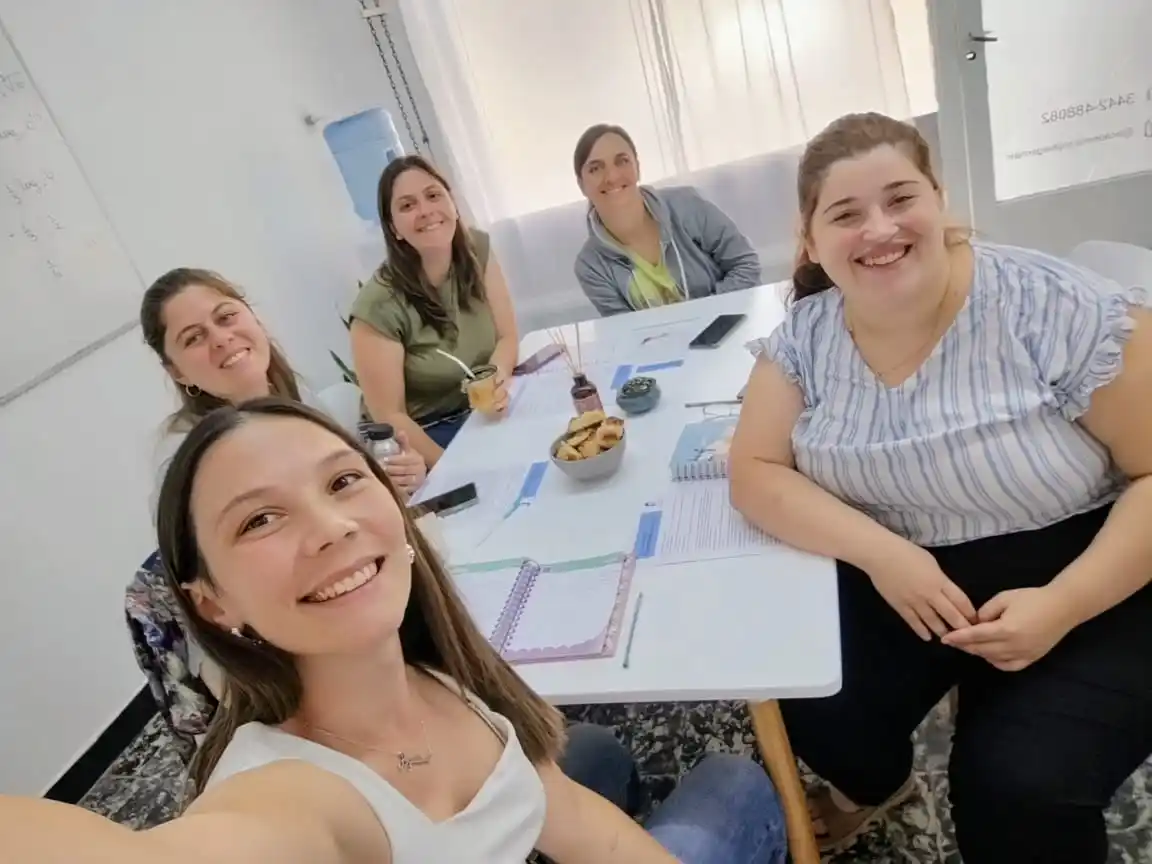 Agustina Brutti, en primer plano, junto al staff de docentes de la academia.