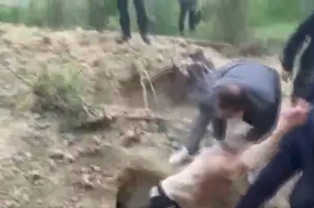 Rescatan a un hombre que fue enterrado vivo