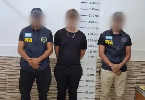 Durante la requisa, los agentes secuestraron veinte envoltorios de marihuana fraccionada para su presunta comercialización.