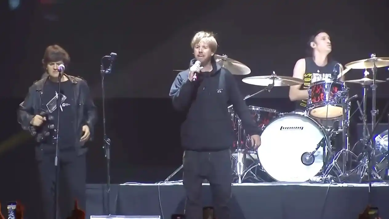 Divididos cantó “La marcha de la bronca” junto a Sebastián Andersen de El Plan de la Mariposa