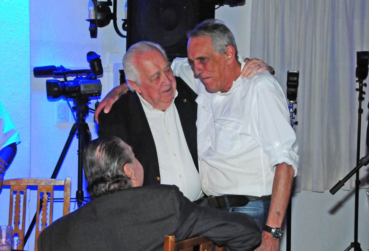 Abrazo de Zubeldía y Traverso