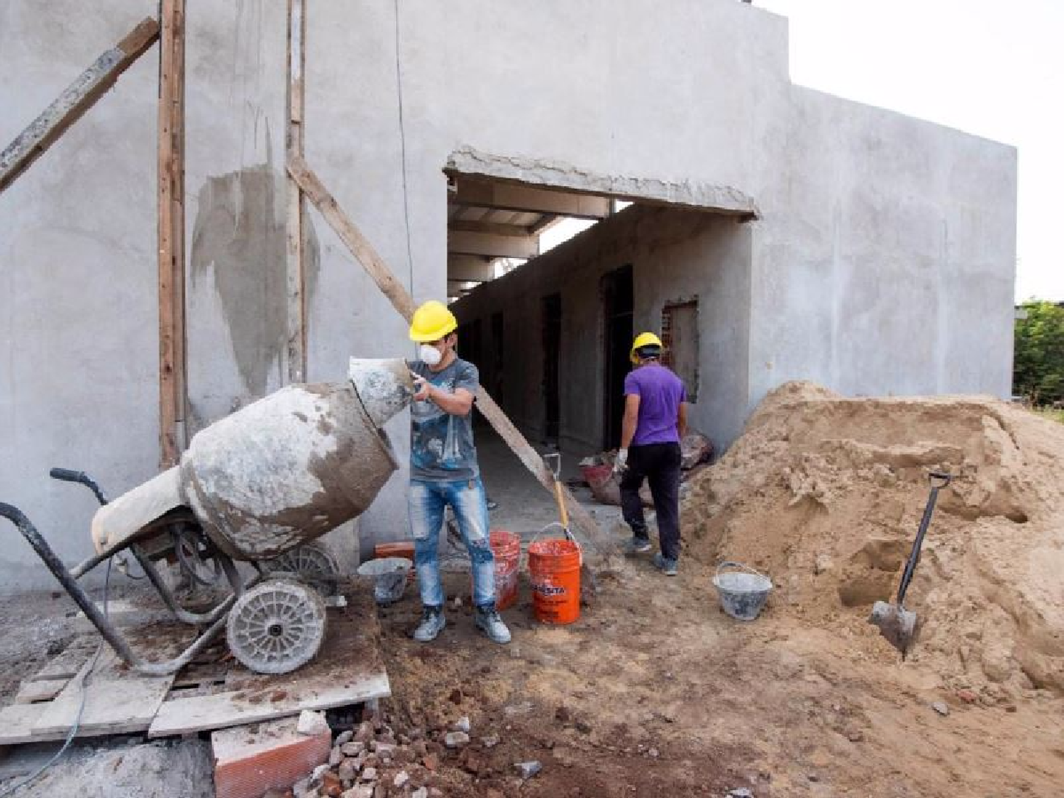 La actividad de la construcción se derrumbó casi 50% en un año