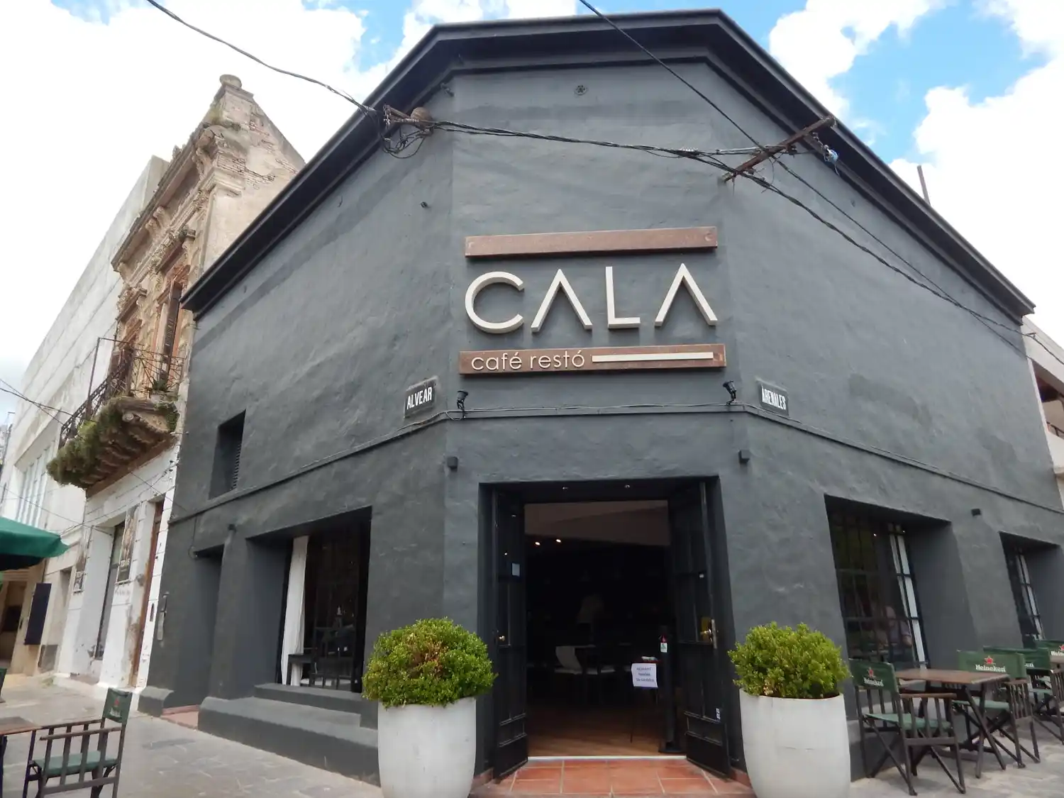 Gastronomía: Cala café-restó en la tradicional esquina de Alvear y Arenales