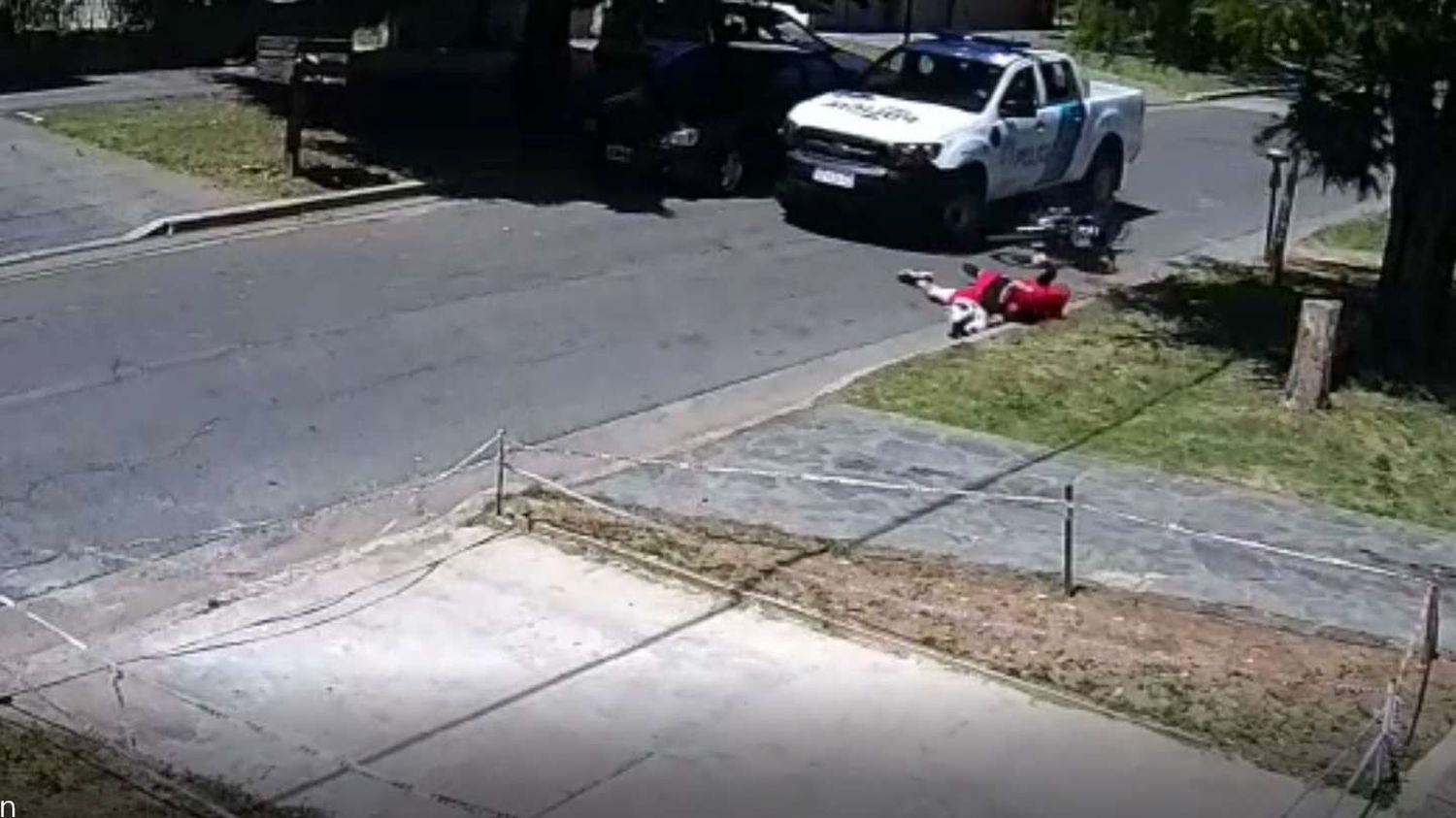 La Plata: Policías quisieron identificar a un joven que iba en moto y lo terminaron atropellando para que frene