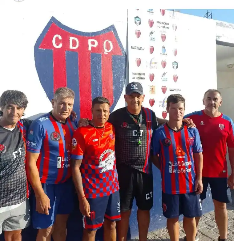 Pedro Gutiérrez (cuarto de izquierda a derecha), junto a su cuerpo técnico