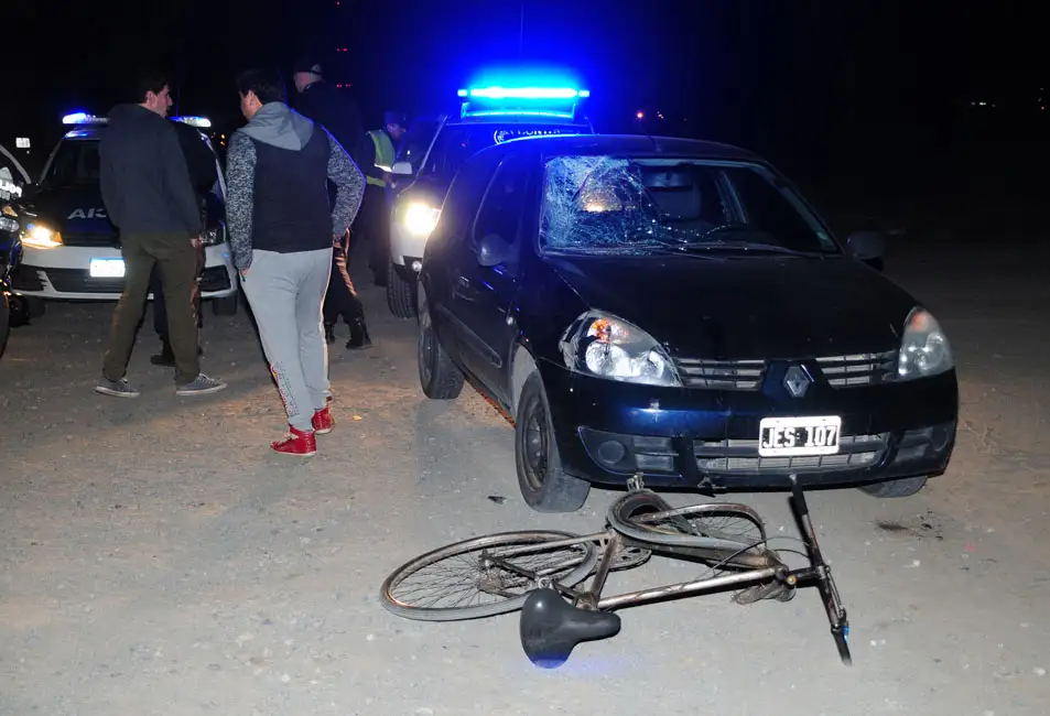 Giró a la izquierda en la Ruta 226 y terminó chocando a un ciclista